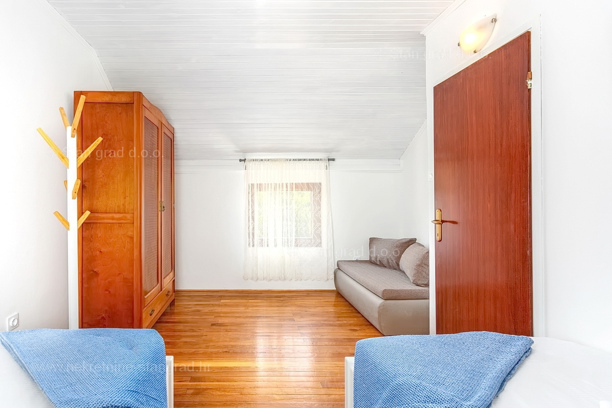 Vrbnik, hiša z dvema dvoetažnima apartmajema in bazenom!