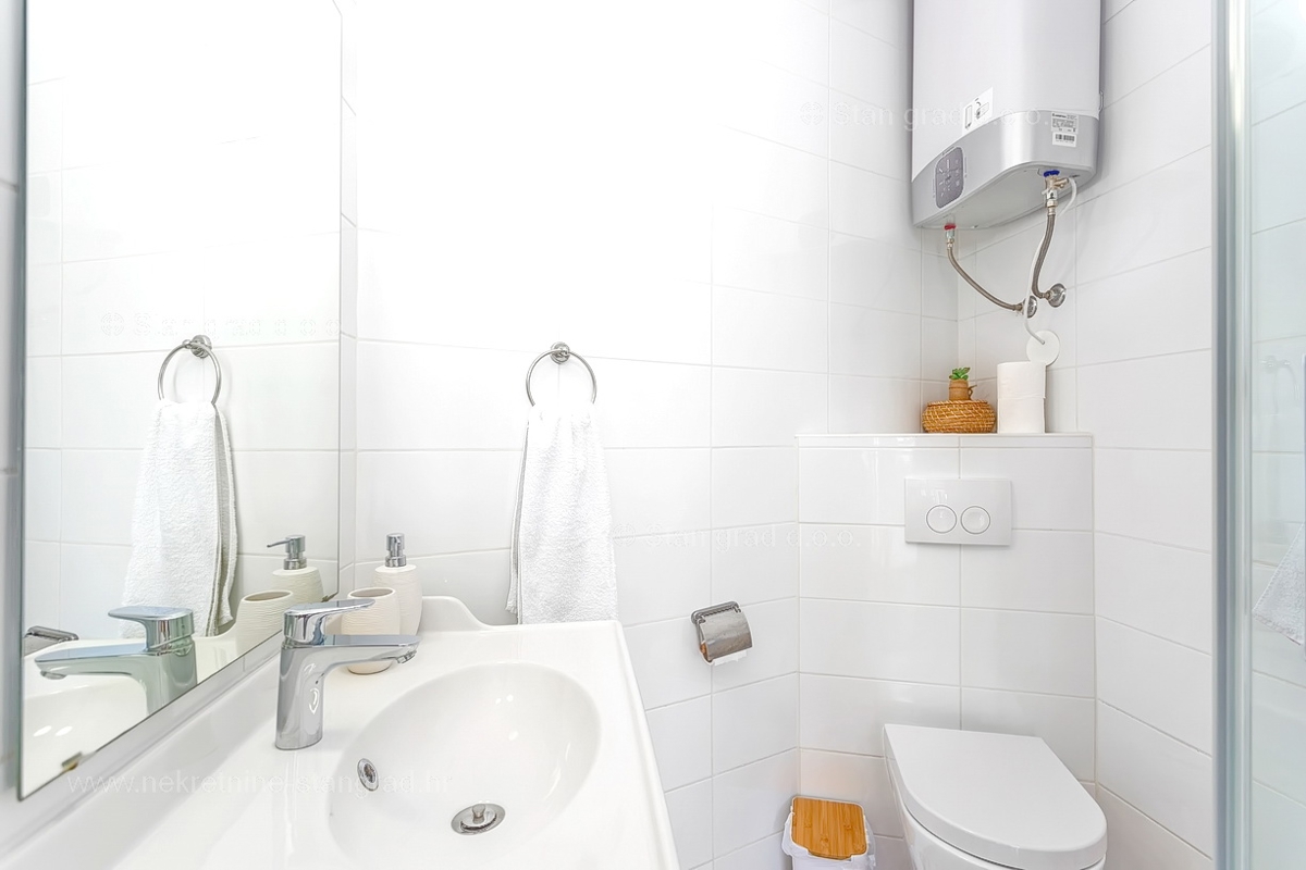 Vrbnik, hiša z dvema dvoetažnima apartmajema in bazenom!