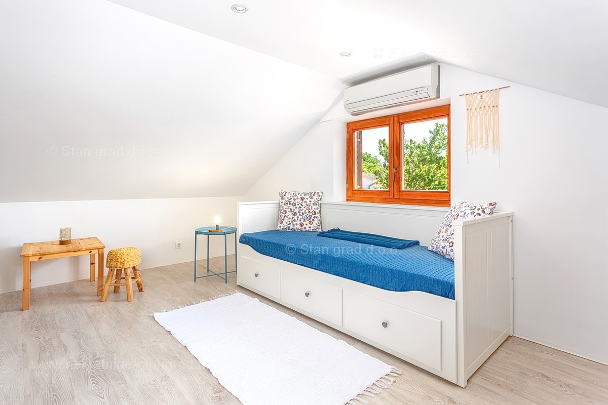 Vrbnik, hiša z dvema dvoetažnima apartmajema in bazenom!