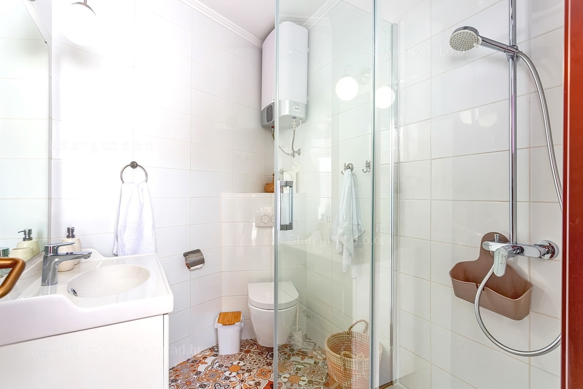 Vrbnik, hiša z dvema dvoetažnima apartmajema in bazenom!