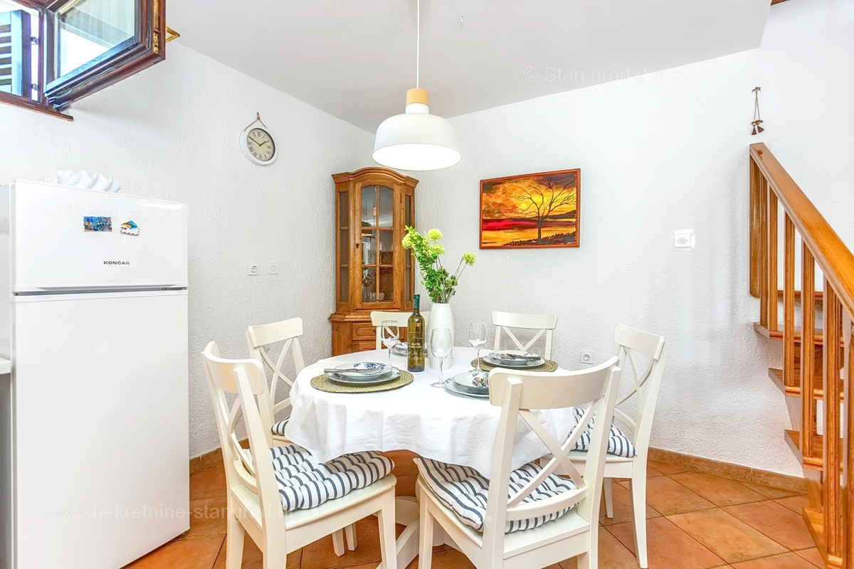 Vrbnik, hiša z dvema dvoetažnima apartmajema in bazenom!