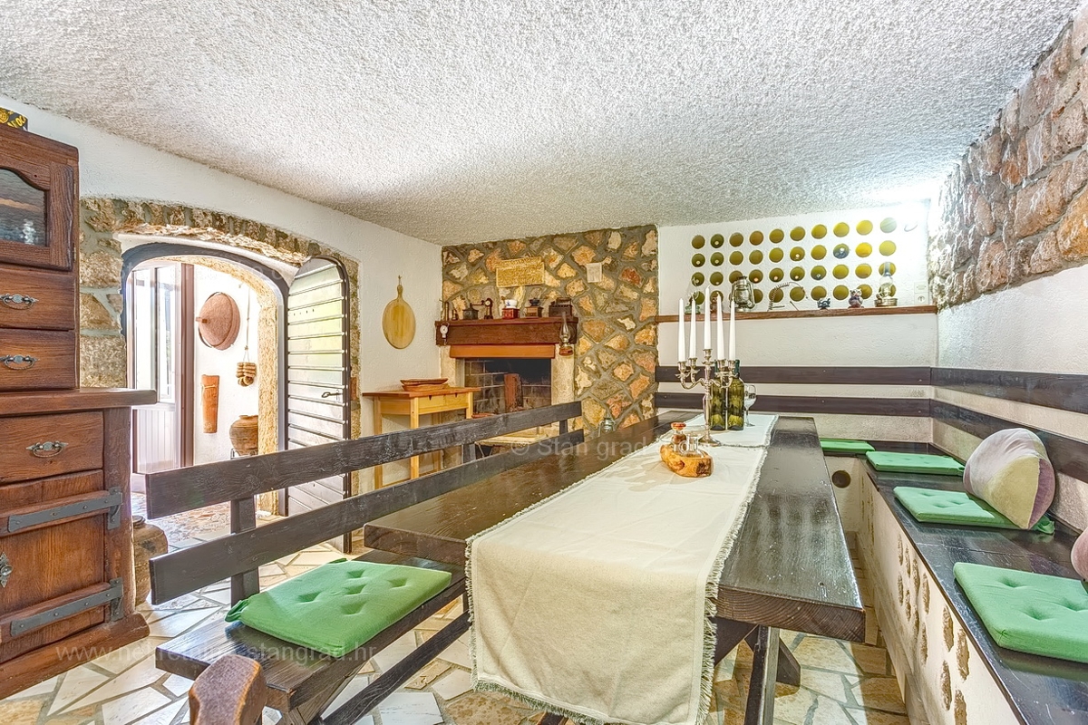 Vrbnik, hiša z dvema dvoetažnima apartmajema in bazenom!