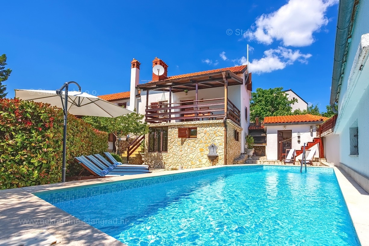Vrbnik, hiša z dvema dvoetažnima apartmajema in bazenom!