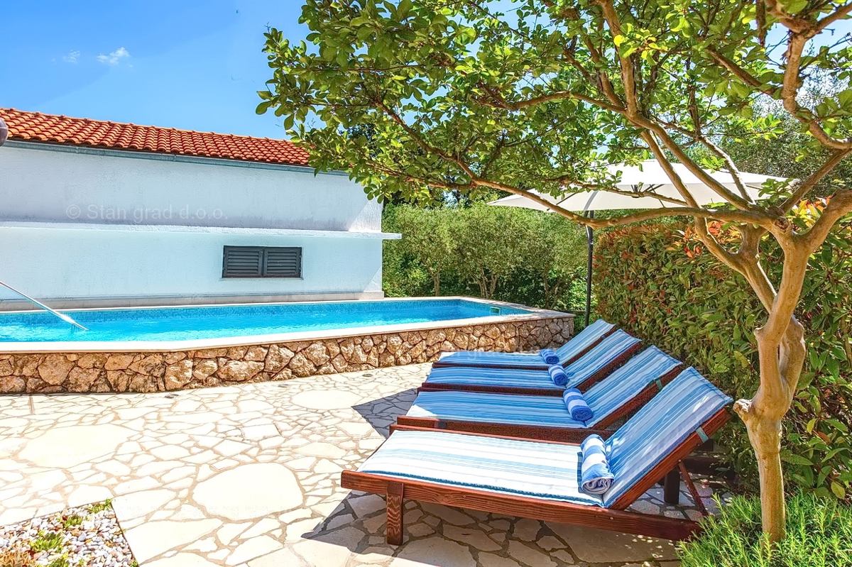 Vrbnik, hiša z dvema dvoetažnima apartmajema in bazenom!