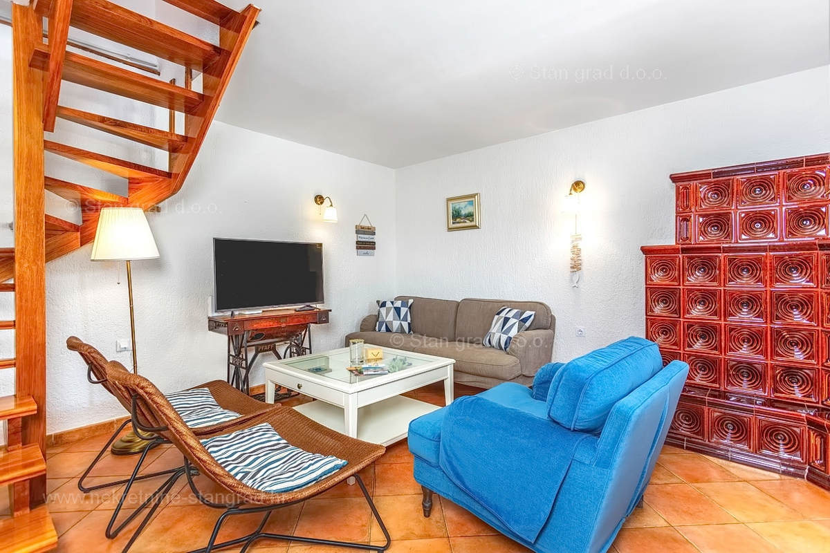 Vrbnik, hiša z dvema dvoetažnima apartmajema in bazenom!