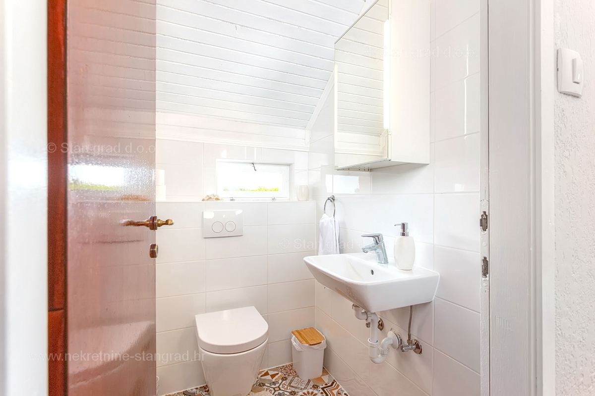 Vrbnik, hiša z dvema dvoetažnima apartmajema in bazenom!