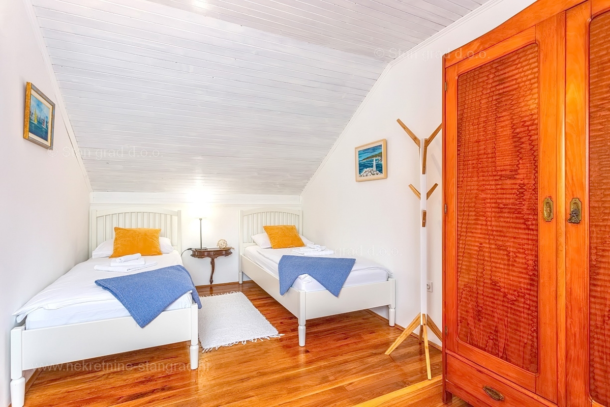 Vrbnik, hiša z dvema dvoetažnima apartmajema in bazenom!
