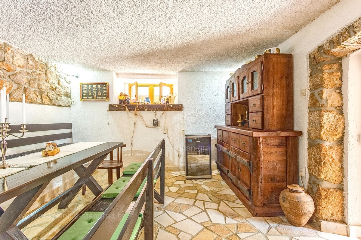 Vrbnik, hiša z dvema dvoetažnima apartmajema in bazenom!