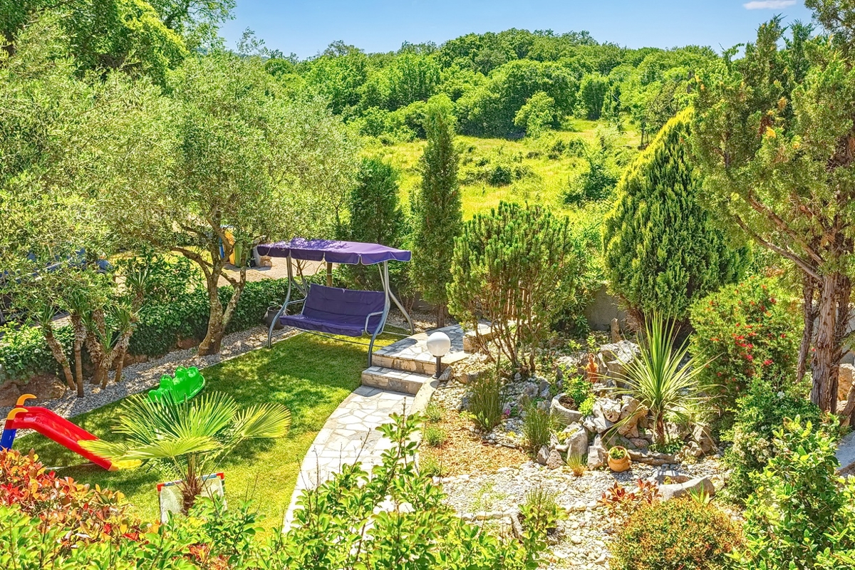 Vrbnik, hiša z dvema dvoetažnima apartmajema in bazenom!