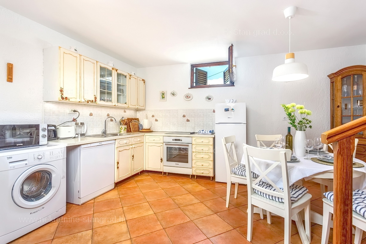 Vrbnik, hiša z dvema dvoetažnima apartmajema in bazenom!