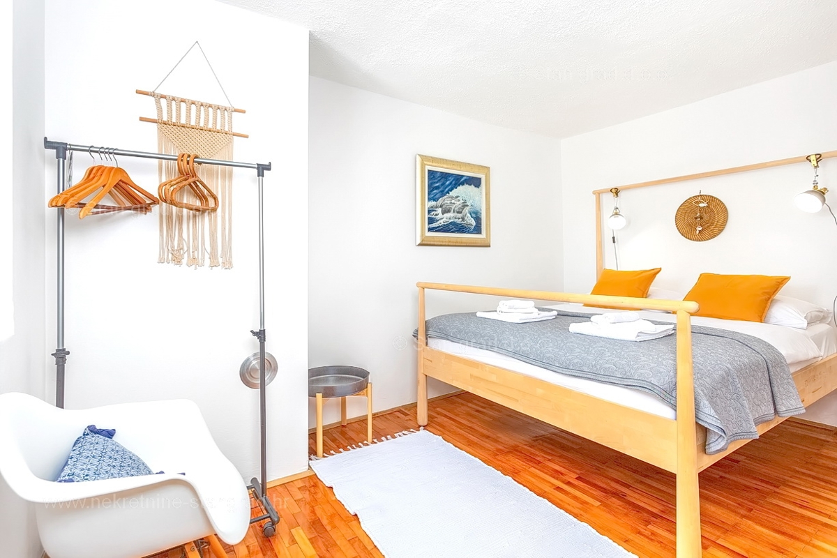 Vrbnik, hiša z dvema dvoetažnima apartmajema in bazenom!