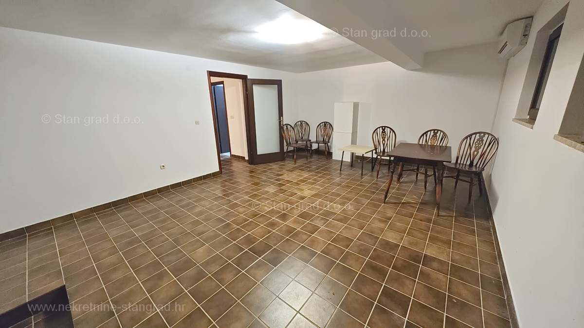 Njivice, enosobno stanovanje z vrtom blizu morja!