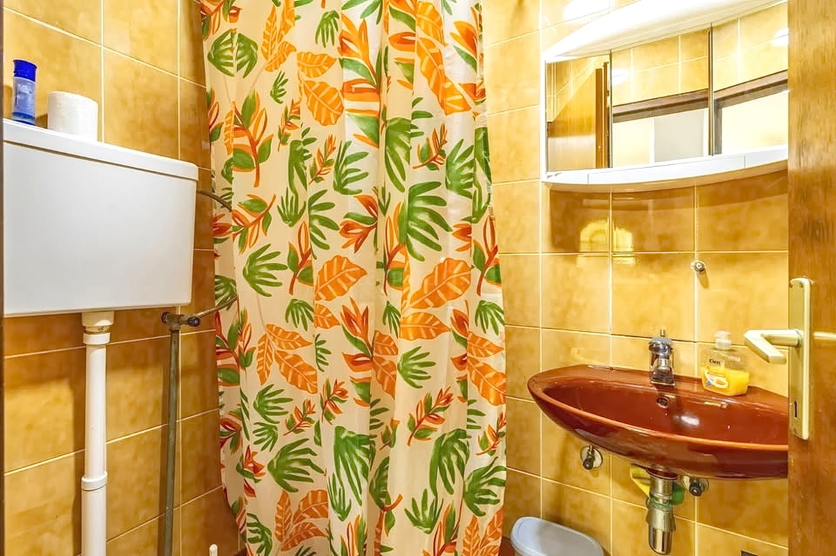 Zaliv Soline, dvojček z dvema apartmajema na mirni lokaciji!