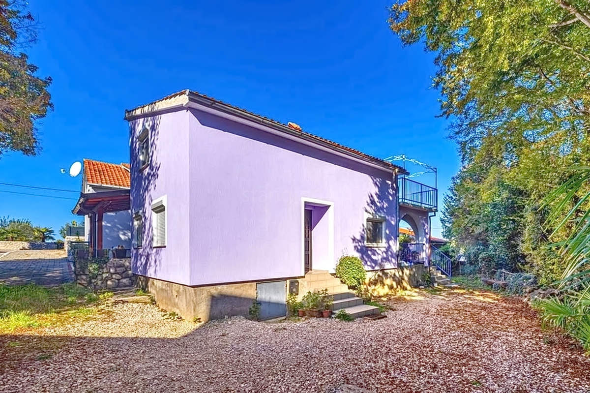 Zaliv Soline, dvojček z dvema apartmajema na mirni lokaciji!