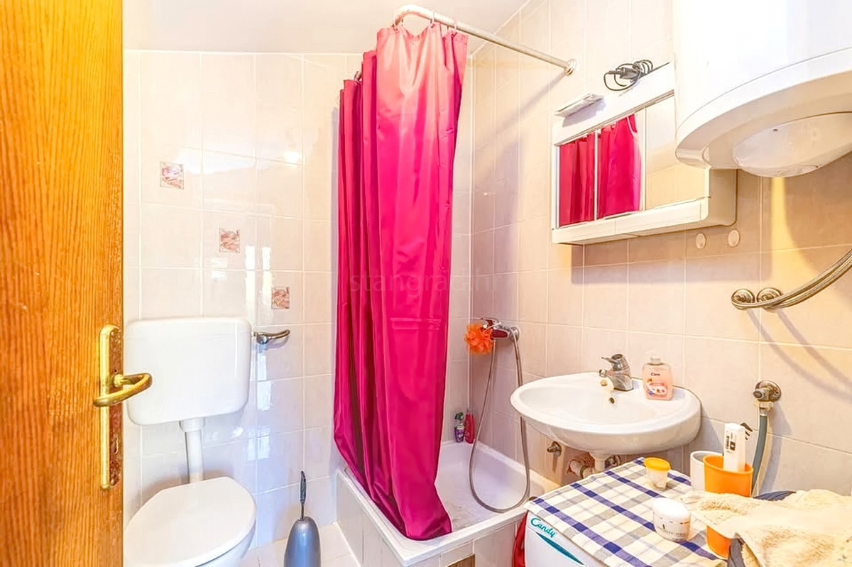 Zaliv Soline, dvojček z dvema apartmajema na mirni lokaciji!