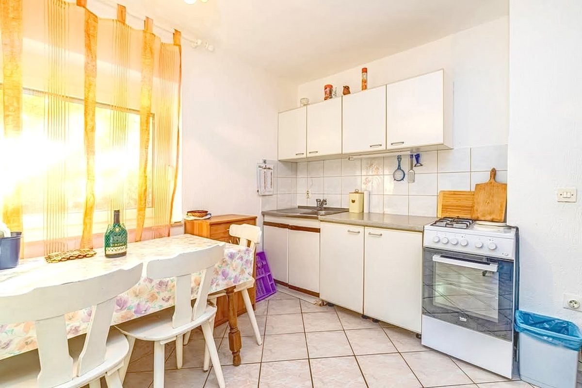 Zaliv Soline, dvojček z dvema apartmajema na mirni lokaciji!