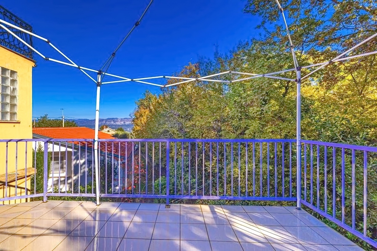Zaliv Soline, dvojček z dvema apartmajema na mirni lokaciji!