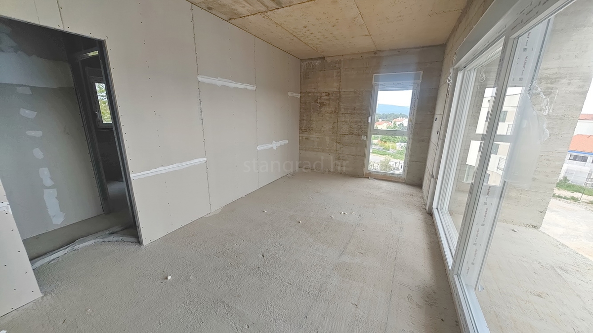 Krk, apartma v 2. nadstropju novogradnje na dobri lokaciji!