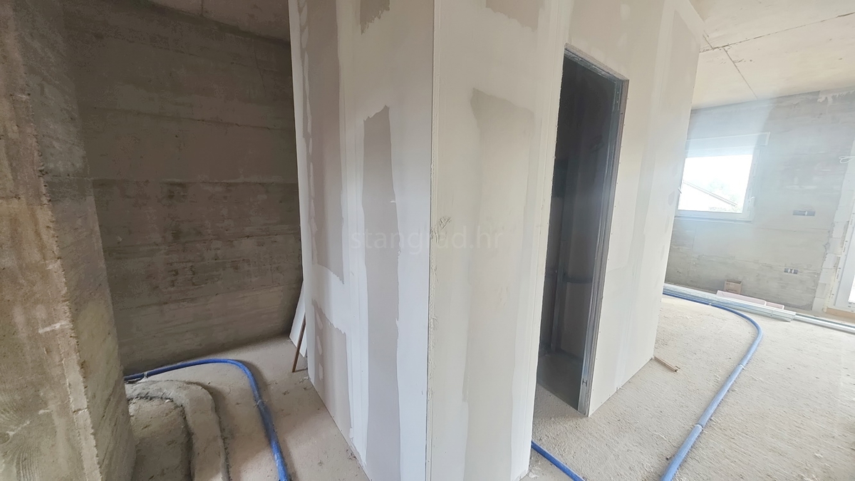 Krk, apartma v 2. nadstropju novogradnje na dobri lokaciji!