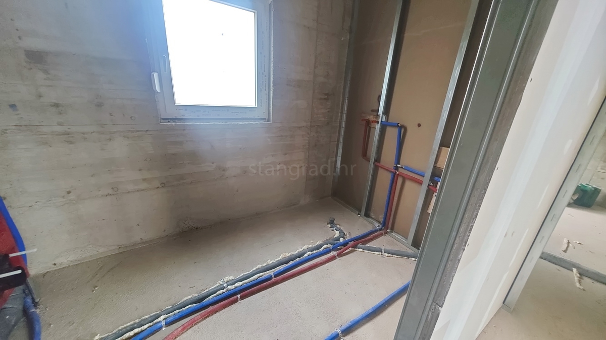 Krk, apartma v 2. nadstropju novogradnje na dobri lokaciji!