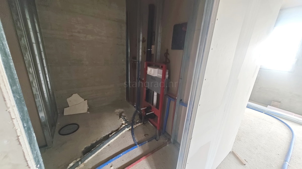 Krk, apartma v 2. nadstropju novogradnje na dobri lokaciji!
