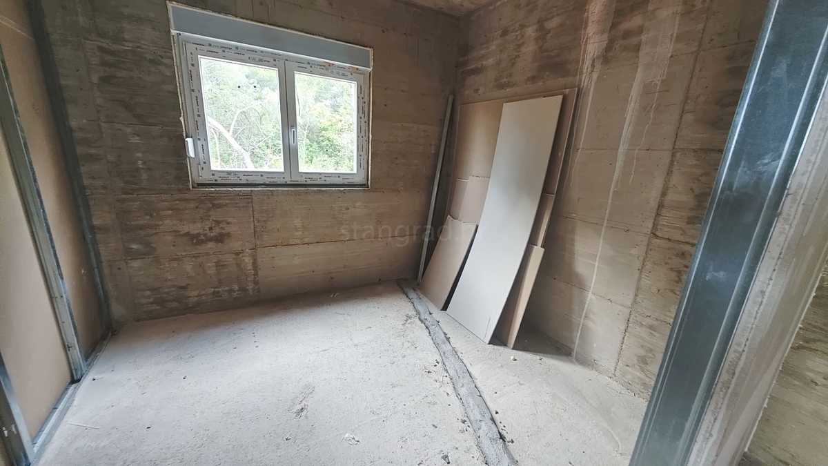 Krk, apartma v 2. nadstropju novogradnje na dobri lokaciji!