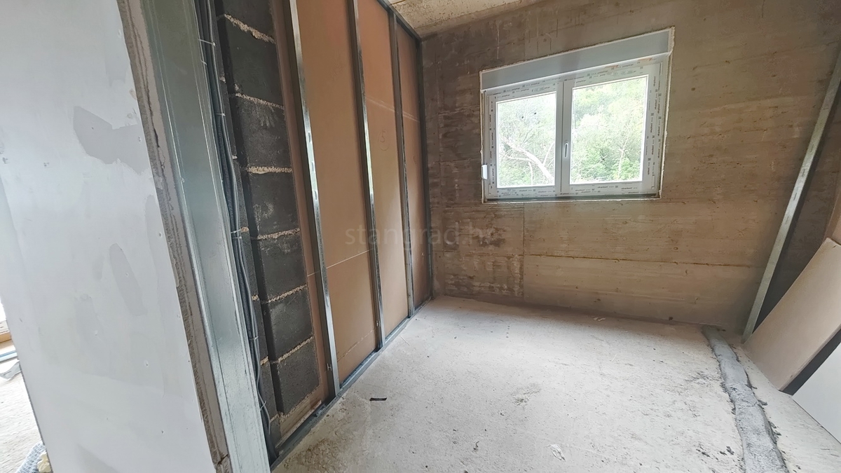 Krk, apartma v 2. nadstropju novogradnje na dobri lokaciji!