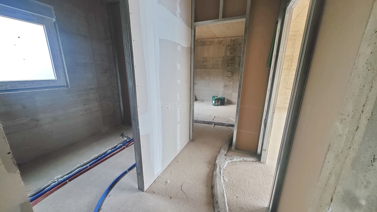 Krk, apartma v 2. nadstropju novogradnje na dobri lokaciji!