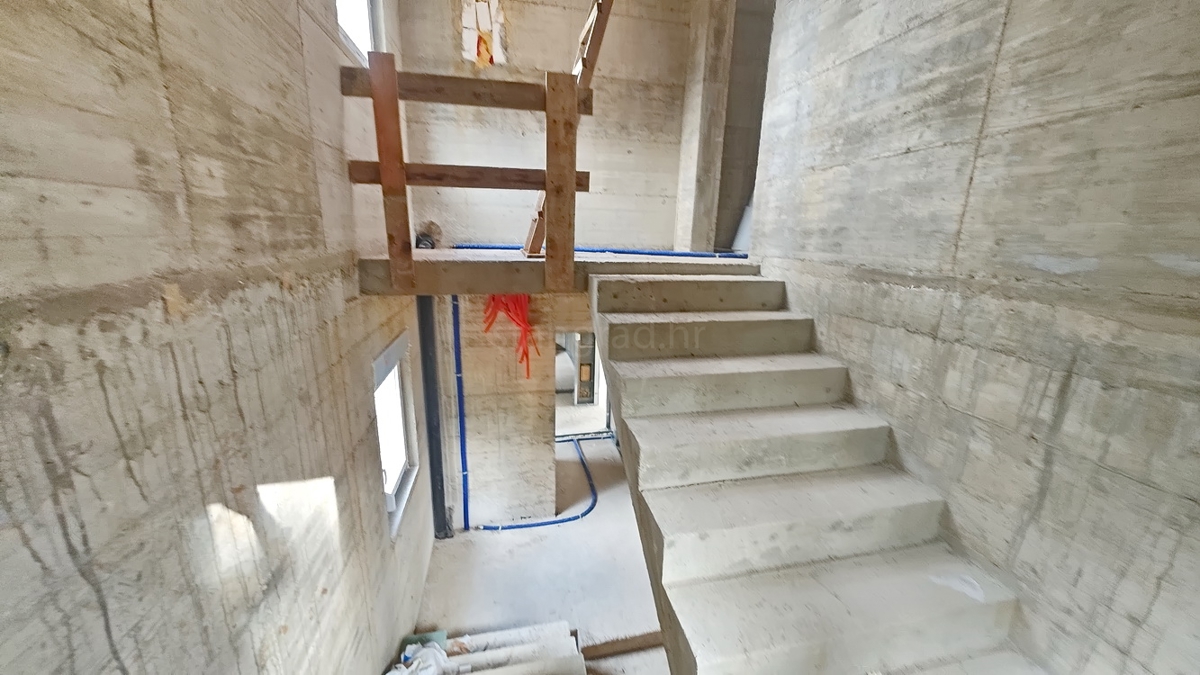 Krk, apartma v 2. nadstropju novogradnje na dobri lokaciji!