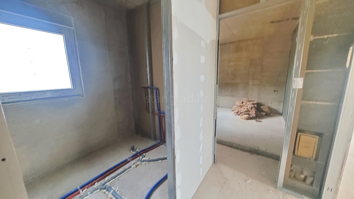 Krk, apartma v 1. nadstropju novogradnje na dobri lokaciji!