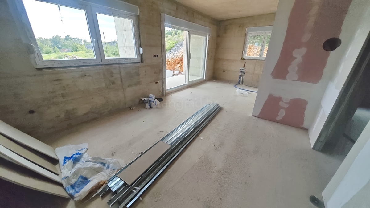 Krk, apartma v 1. nadstropju novogradnje na dobri lokaciji!