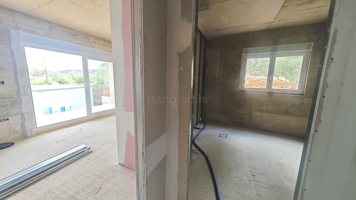 Krk, apartma v 1. nadstropju novogradnje na dobri lokaciji!
