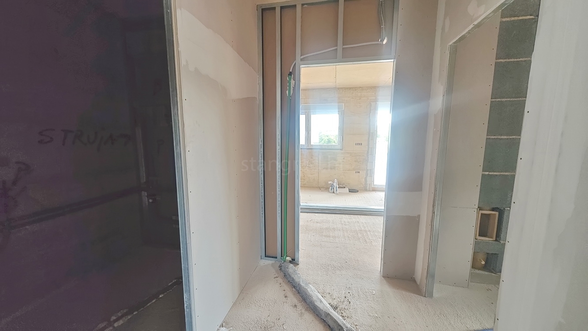 Krk, apartma v 1. nadstropju novogradnje na dobri lokaciji!