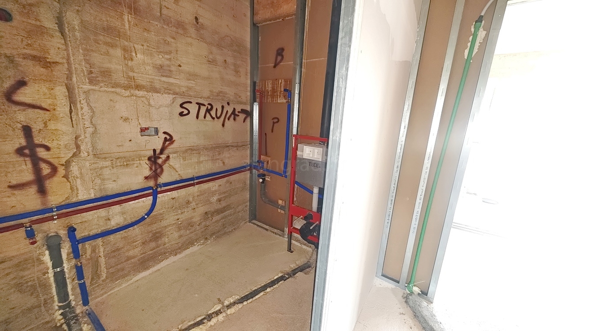 Krk, apartma v 1. nadstropju novogradnje na dobri lokaciji!