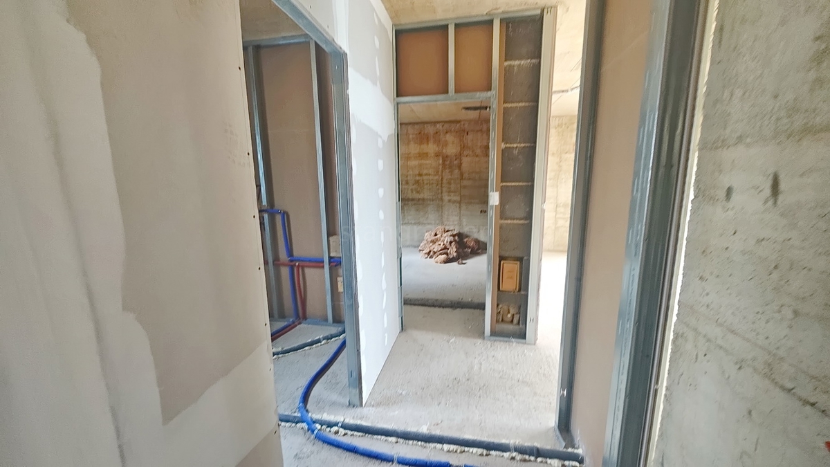 Krk, apartma v 1. nadstropju novogradnje na dobri lokaciji!