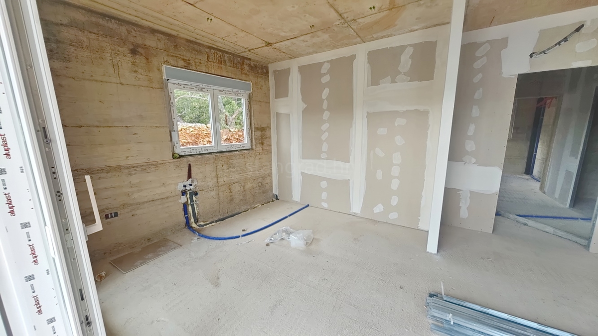 Krk, apartma v 1. nadstropju novogradnje na dobri lokaciji!