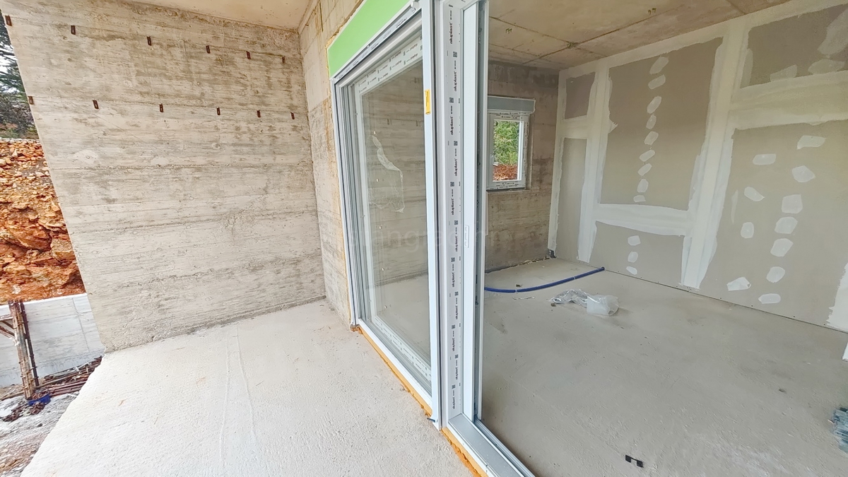 Krk, apartma v 1. nadstropju novogradnje na dobri lokaciji!