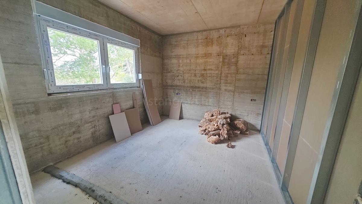 Krk, apartma v 1. nadstropju novogradnje na dobri lokaciji!
