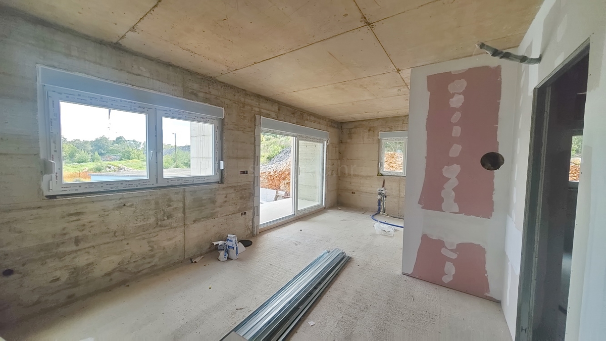 Krk, apartma v 1. nadstropju novogradnje na dobri lokaciji!
