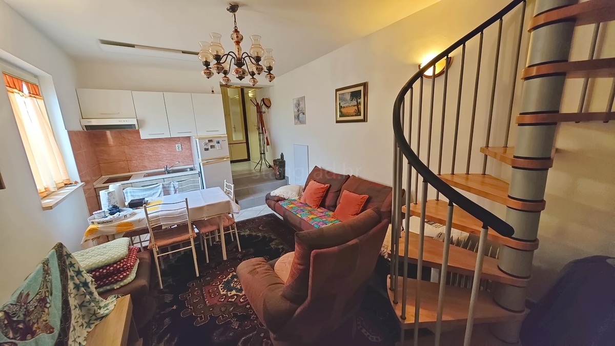 Njivice, opremljen dvoetažni apartma s teraso!