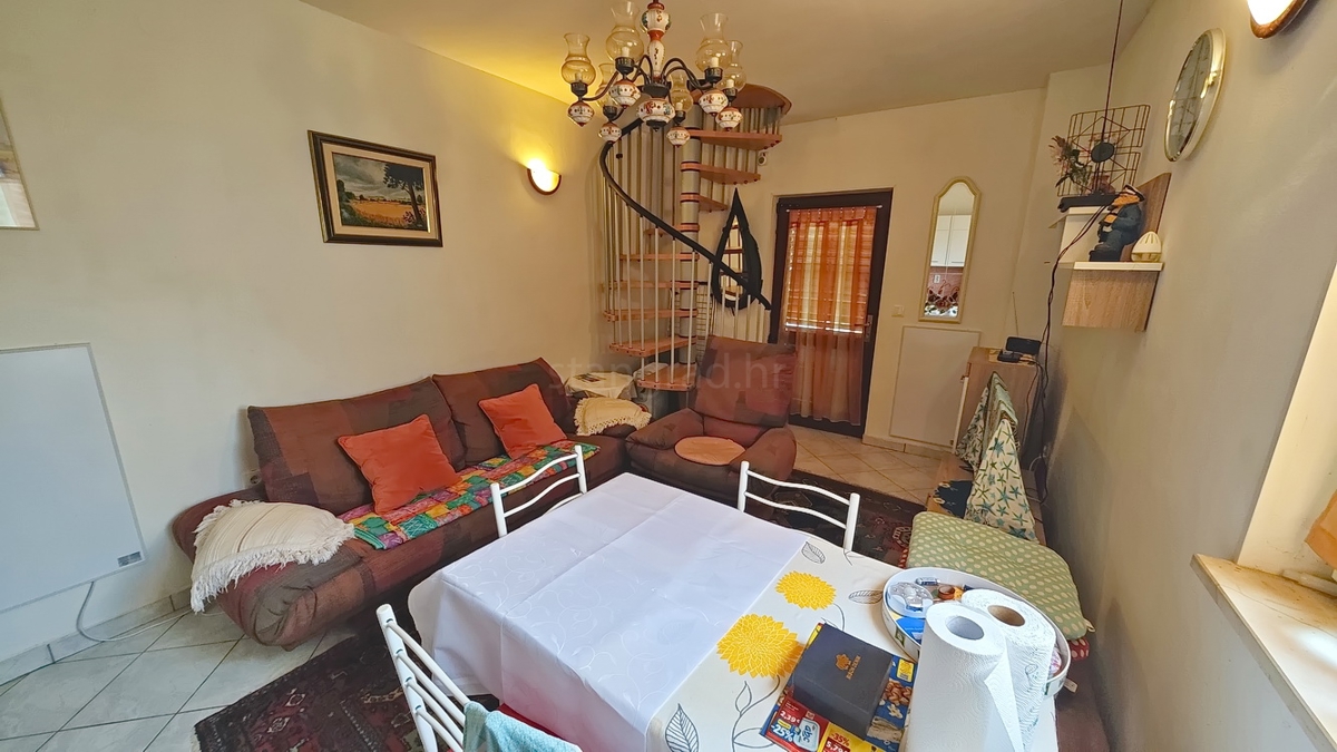 Njivice, opremljen dvoetažni apartma s teraso!