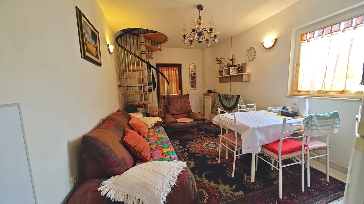 Njivice, opremljen dvoetažni apartma s teraso!