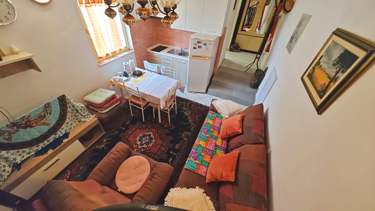 Njivice, opremljen dvoetažni apartma s teraso!