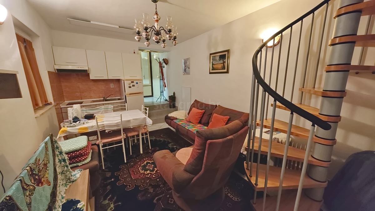 Njivice, opremljen dvoetažni apartma s teraso!