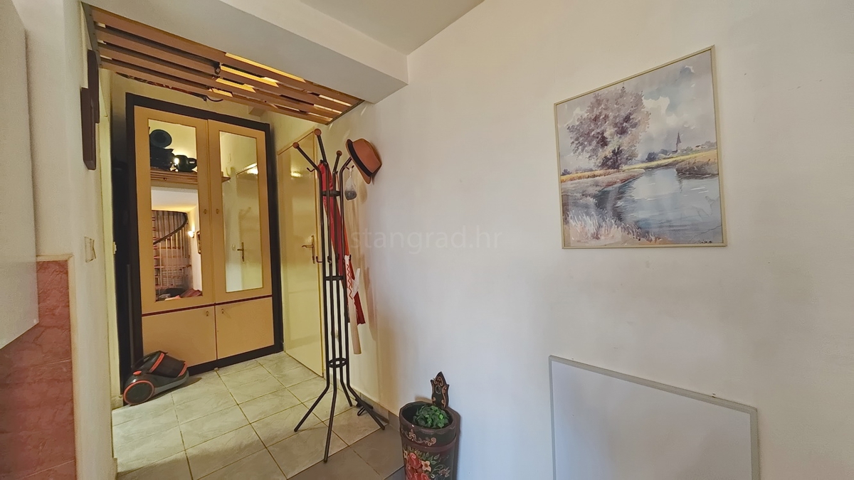 Njivice, opremljen dvoetažni apartma s teraso!