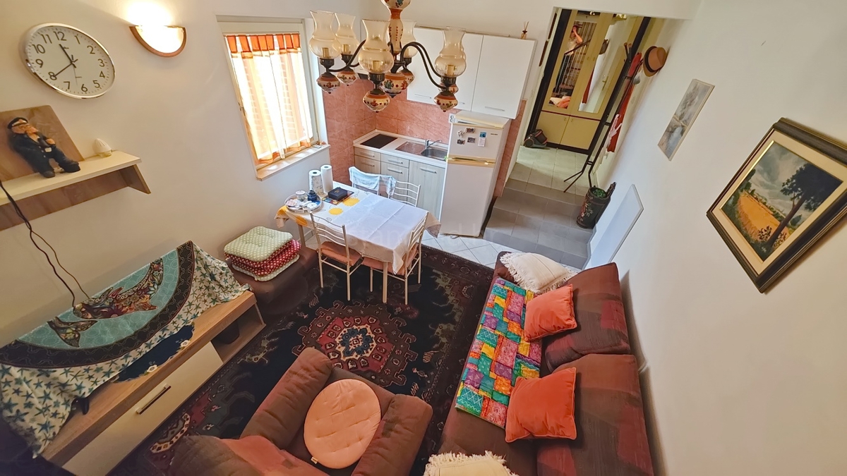 Njivice, opremljen dvoetažni apartma s teraso!