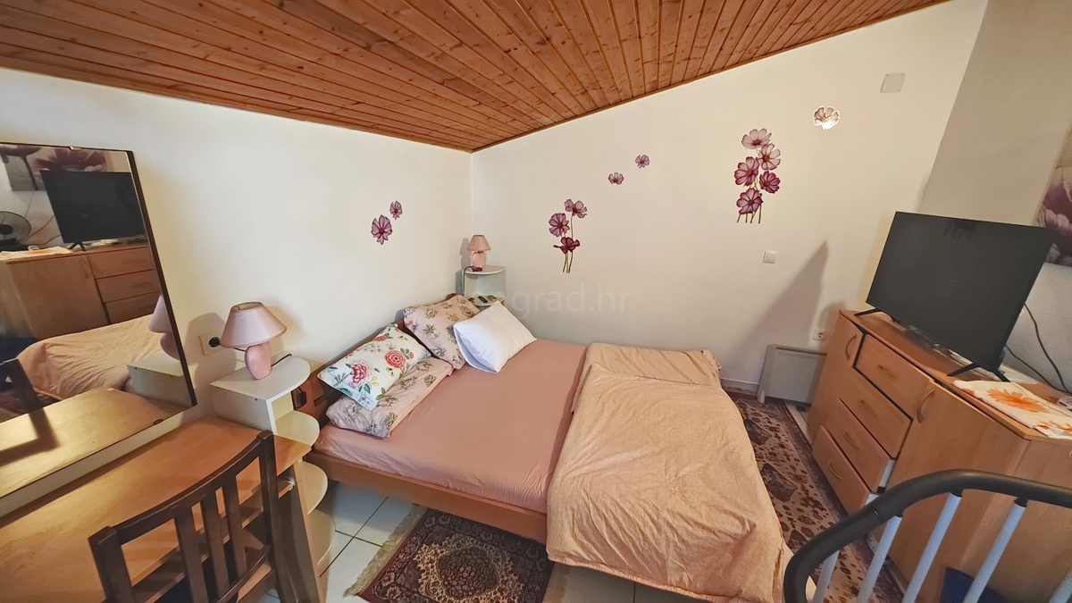 Njivice, opremljen dvoetažni apartma s teraso!