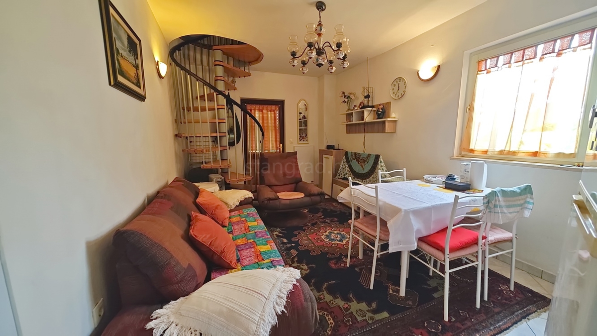 Njivice, opremljen dvoetažni apartma s teraso!