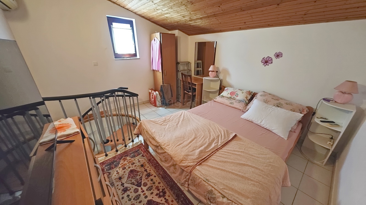 Njivice, opremljen dvoetažni apartma s teraso!
