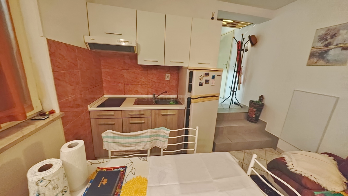 Njivice, opremljen dvoetažni apartma s teraso!